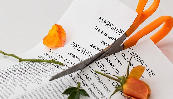 Платформата дава възможност за избор между споразумение за развод с или без деца от брака или споразумение за родителска отговорност при родители без брак. Двамата партньори получават достъп до общ профил, където с помощта на адвокат попълват дигиталното споразумение