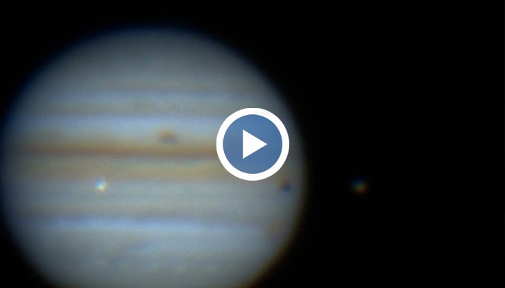 Любителските фотографи по целия свят са уловили ярката светкавица на явление, което изглежда като въздействие в горните атмосферни слоеве на Юпитер
