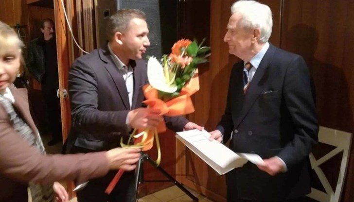 Той бе писател,общественик и народен представител, подписал Конституцията Той бе писател,общественик и народен представител, подписал Конституцията