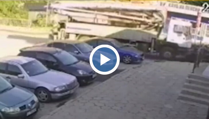 Камери за видеонаблюдение са заснели мига, в който без шофьор зад волана, бетон-помпа потегля и се забива в паркирани автомобили