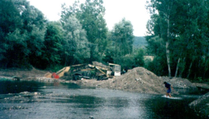 Работи се с багер и самоделна пресевна инсталация Работи се с багер и самоделна пресевна инсталация