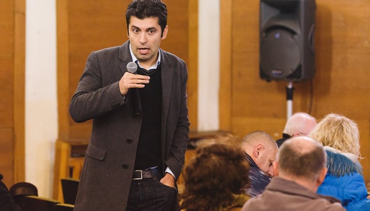 По-категорични заявления от г-н Петков - освен, че няма да се кандидатира за президент - ще има най-рано след две седмици, когато вероятно ще бъде последният му работен ден като служебен министър