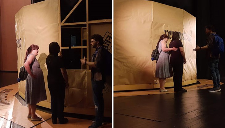 Публиката ще получи възможността да преживее спектакъла чрез звукови и сензорни ефекти, аромати, текстури на материи, допир и други усещания Публиката ще получи възможността да преживее спектакъла чрез звукови и сензорни ефекти, аромати, текстури на материи, допир и други усещания