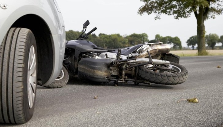 37-годишният водач на мотоциклета е настанен в болница със счупена ключица