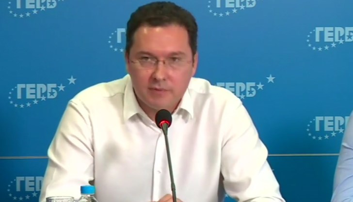 "Пандемията ли спря, успешна ли беше тяхната ваксинационна кампания, справиха ли се с бежанската криза, овладяха ли инфлацията, построиха ли дори 1 см път? ", пита Даниел Митов