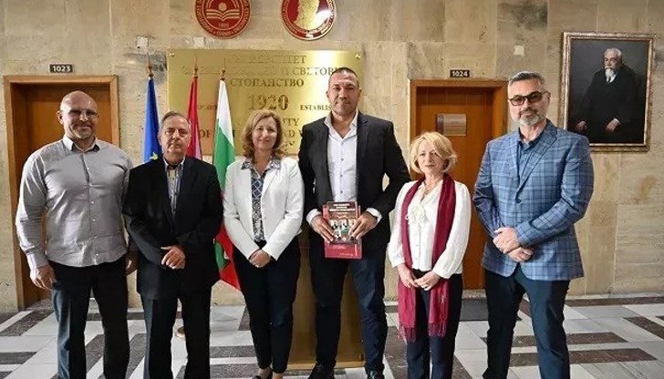 Проф. Янков е подарил на Кубрат Пулев авторската си книга “Най-успешните български министър-председатели“ с персонализирано послание за него