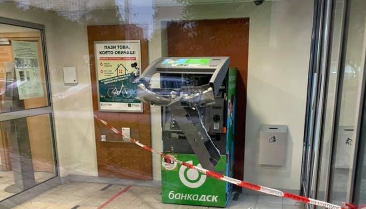 Вратата на банката е била разбита Вратата на банката е била разбита