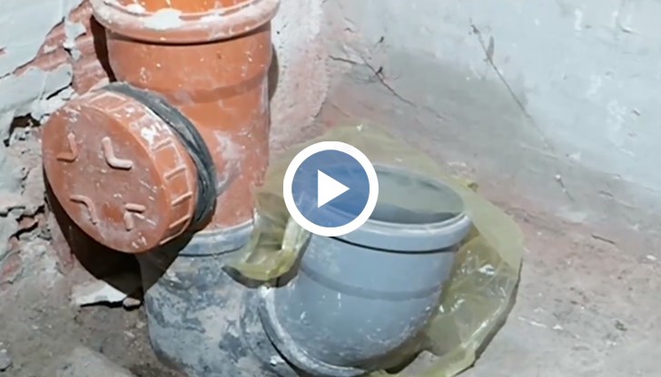 ​В момента те са настанени в дом с пропаднал под и изкъртена мазилка