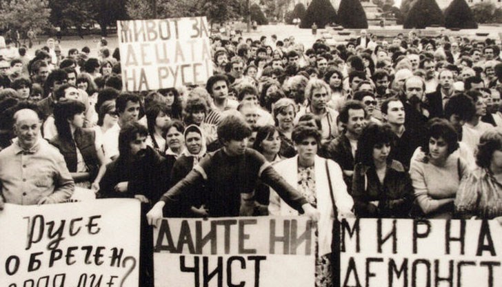 На 28 септември 1987 г. шест русенки организираха първата в най-новата история на България мирна протестна демонстрация – срещу обгазяването на Русе с хлор