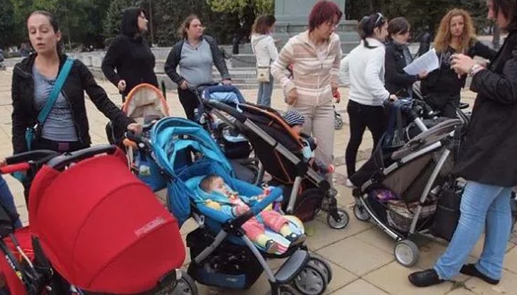 Против увеличението по този начин се обяви Тошко Йорданов от партия "Има такъв народ", който обясни, че държавата трябва да стимулира работещите майки, а не твърде дългото излизане от пазара на труда Против увеличението по този начин се обяви Тошко Йорданов от партия "Има такъв народ", който обясни, че държавата трябва да стимулира работещите майки, а не твърде дългото излизане от пазара на труда