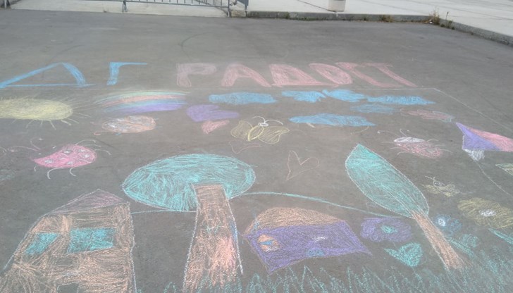 Пъстрота в сивотата на облачния ден сътвориха малките момичета и момчета