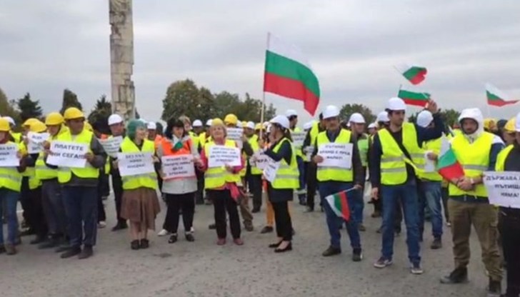 Недоволството е организирано от браншова камара „Пътища“ заради неизплатени от държавата средства Недоволството е организирано от браншова камара „Пътища“ заради неизплатени от държавата средства