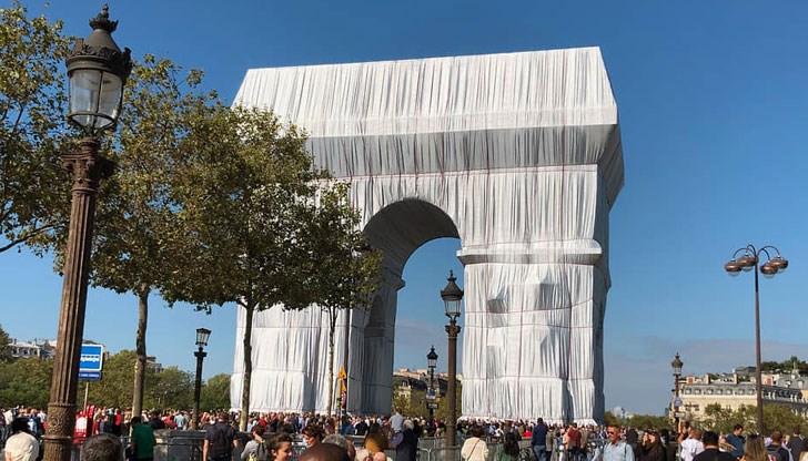 Опаковането на Триумфалната арка стана повод да се нагнетяват милиционерска подозрителност и агресивност към изкуството на Кристо