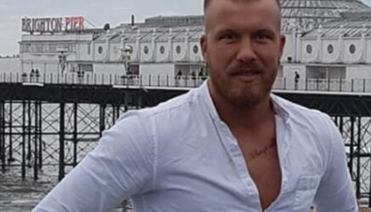 31-годишният мъж, който от години живее в Англия със семейството си, се е прибирал от мач с приятели, когато е паркирал пред хипермаркет и е починал в автомобила си 31-годишният мъж, който от години живее в Англия със семейството си, се е прибирал от мач с приятели, когато е паркирал пред хипермаркет и е починал в автомобила си