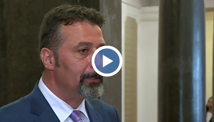 "Госпожа Дончева, с игрите които играе през годините, се превърна в еманация на това, което се нарича „политическо дилърство”, „търговия с влияние”, „желание за разцепване на групи”. Тя самата много обича да се скрива зад маската на епитети, които слага на хората”, заяви Станев