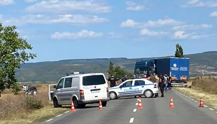 Мъжът и жената са приети в болница с опасност за живота, а състоянието на детето е стабилно