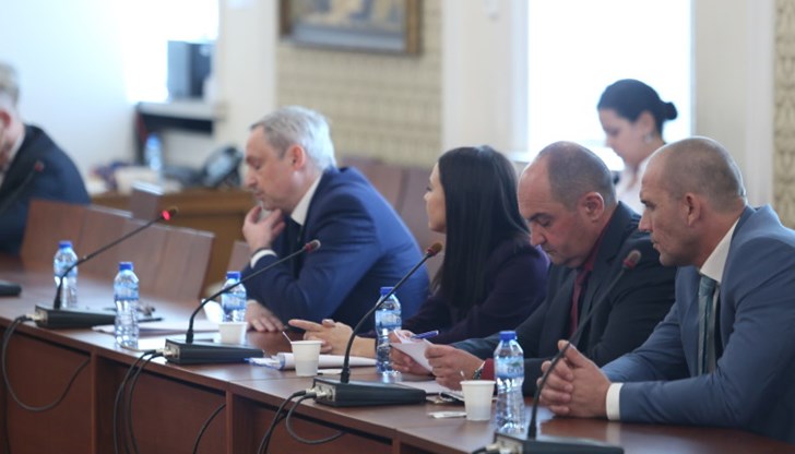 Това пита парламента