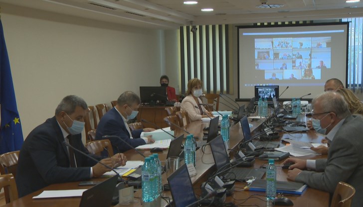 До тук се стигна след като през март Кьовеши върна 6 от общо 10-те кандидатури на страната ни за екипа, с който тя ще работи