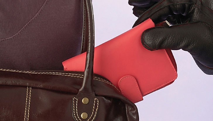 Неизвестен мъж е откраднал портмонето на жената, в което имало само 10 лева