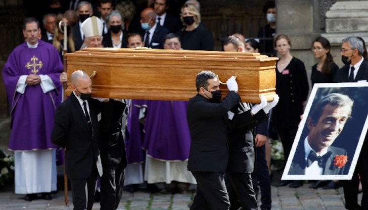 Аплодисменти съпътстваха обявената в тесен кръг църковна церемония, с която близки и приятели изпратиха Жан-Пол Белмондо