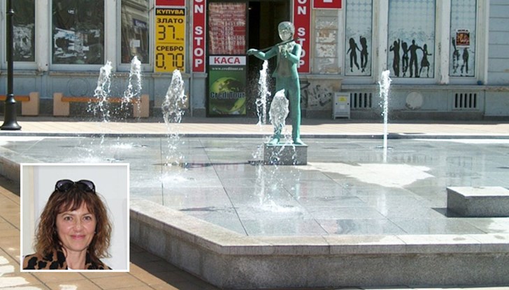 Нина Лишовска е подготвила експозицията по случай своя 50-годишен юбилей