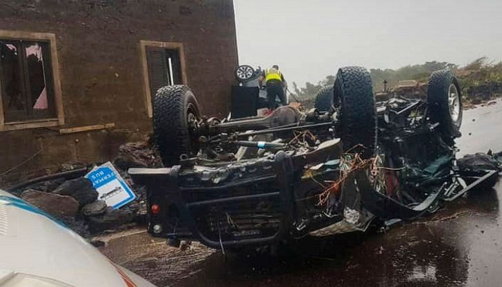 Стихията е повредила над шест автомобила на малкия остров Пантелериа Стихията е повредила над шест автомобила на малкия остров Пантелериа