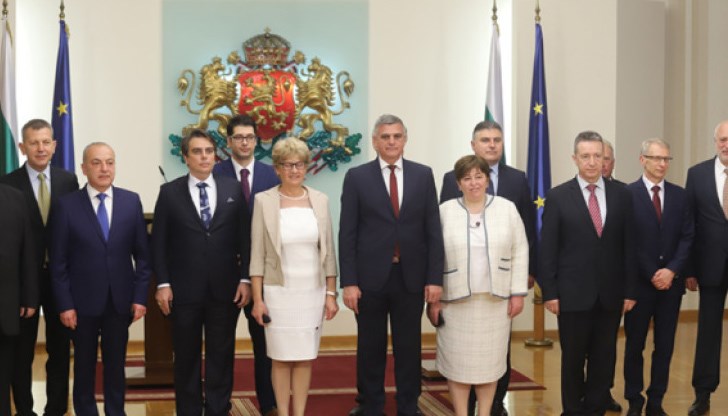 За първи път властта ще бъде предадена от едно служебно правителство на друго За първи път властта ще бъде предадена от едно служебно правителство на друго