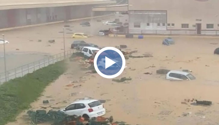 Много улици са потопени под вода