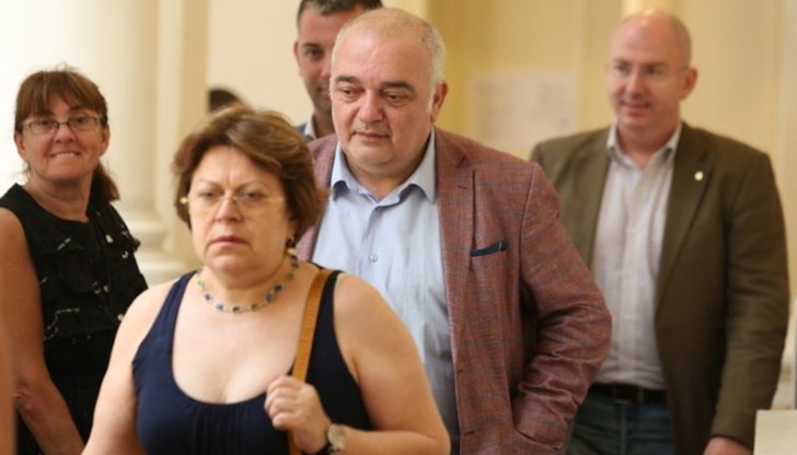 Малко сме в позицията на Иванчо и Марийка, които са се скарали в междучасието, а учителката се опитва да разбере кой лъже, каза Бабикян