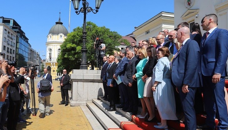 "Парадоксално е, но тази трайна политическа криза доведе до промяна на мисленето в обществото“, констатира Кристофер Неринг