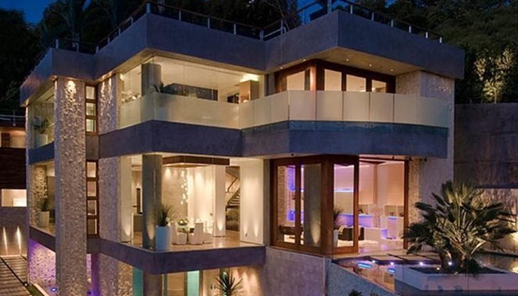 Членовете на семейството, както и гостите получават микрочип, който контролира всичко във всяка стая, в която влизат: от осветление, отопление, музика до смяна на орнаментите по стените