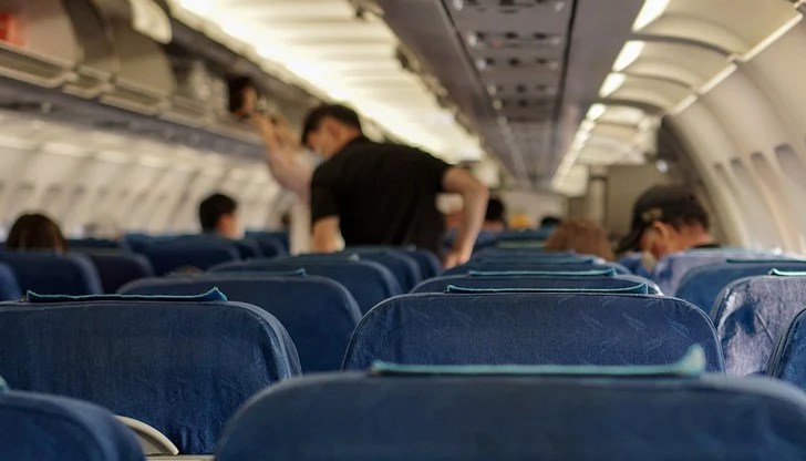 Самолет със 134 души на борда бе принуден да извърши непланирано кацане в Австрия, след като пътник се заключи в тоалетната