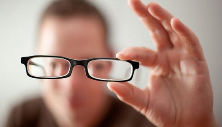 Лекари съветват дистанцията между устройствата, които ползват децата, и очите да е най-малко 35 см Лекари съветват дистанцията между устройствата, които ползват децата, и очите да е най-малко 35 см