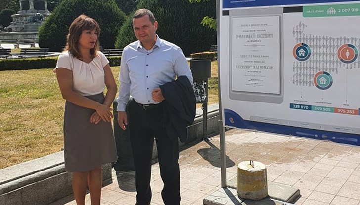 Тя е разположена на централния площад на града Тя е разположена на централния площад на града