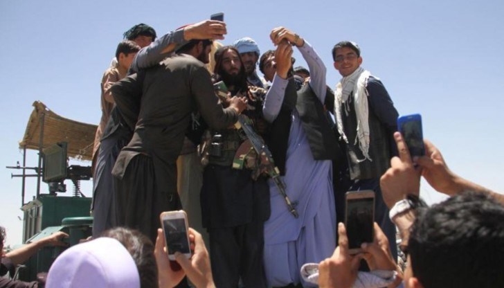 Новият министър на отбраната на Афганистан, син на основателя на талибаните, е казал на войниците да спрат да се забавляват толкова много