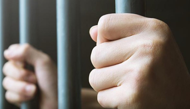 Мъжът се жалва, че е пратен в карцера, защото го спипали да вари ракия в килията