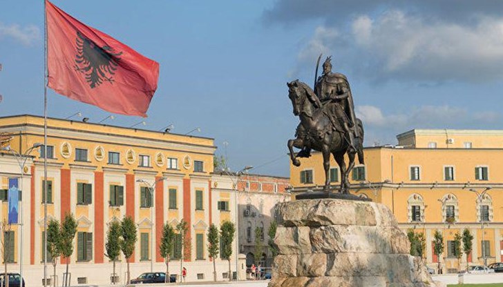 Ваксинацията вече е задължителна за медицинския персонал в Албания, за учителите, преподавателите и студентите