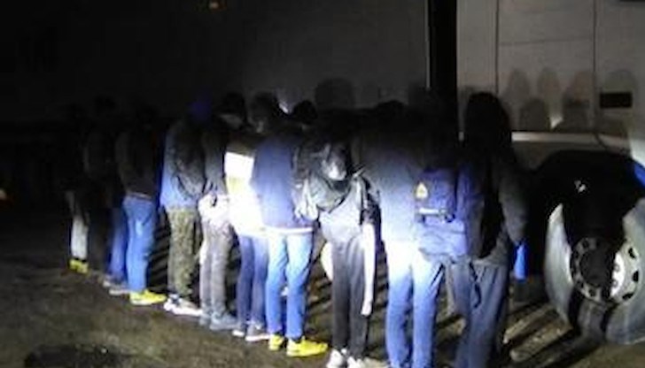 Задържаха българин за противозаконно подпомагане на 38 мигранти от Афганистан и Пакистан да преминат границата ни