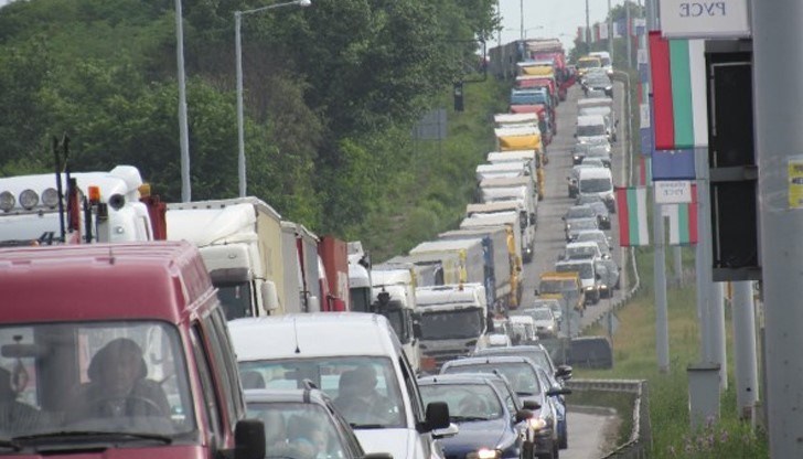 Русенският кмет посочи, че през миналата година през града и моста са преминали 864 000 камиона