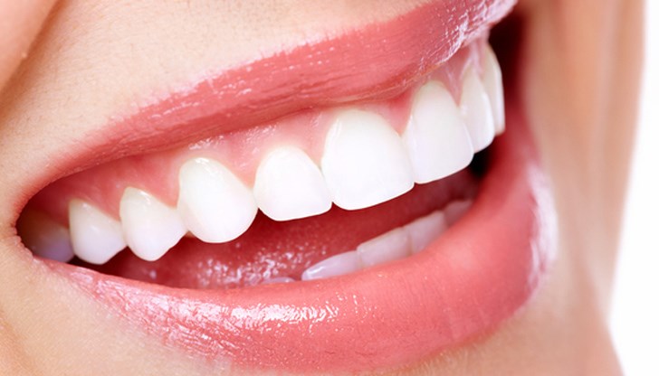 Проблеми възникват, когато плътността на зъбния емайл е нарушена, на повърхността се появяват пори, в които могат да проникнат различни багрила, променящи цвета на зъба“, каза специалистът