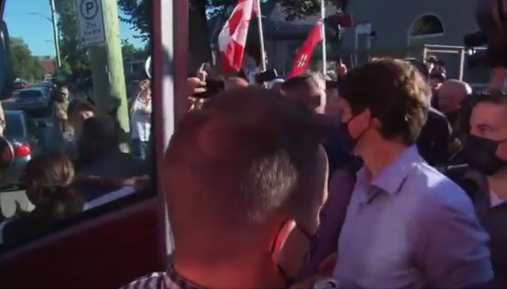 Либералната партия на Трюдо отмени проява в края на миналия месец поради съображения за сигурност, свързани с протестиращи хора против ваксините Либералната партия на Трюдо отмени проява в края на миналия месец поради съображения за сигурност, свързани с протестиращи хора против ваксините