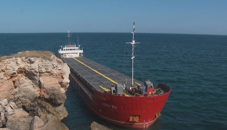 Проверяват възможно ли е прехвърляне на товара от заседналия кораб край Камен бряг