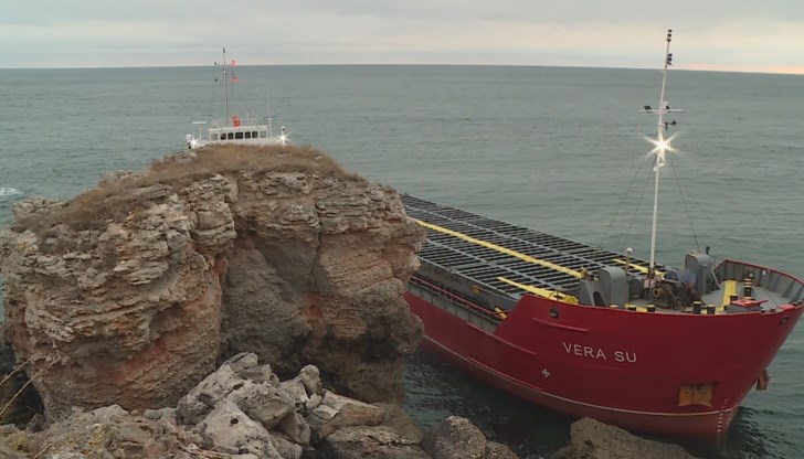 Корабът ще бъде провлачен до най-близкото пристанище