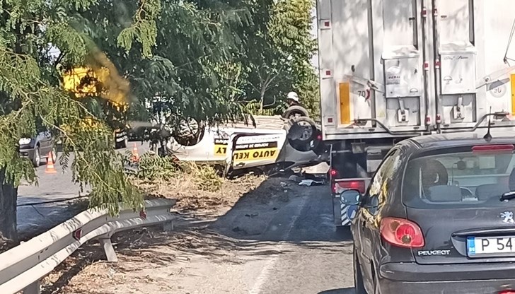 Ударът е станал между бус и служебен автомобил, движещ се по международния път