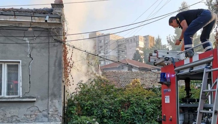 Пламъците са избухнали в необитаема къща Пламъците са избухнали в необитаема къща