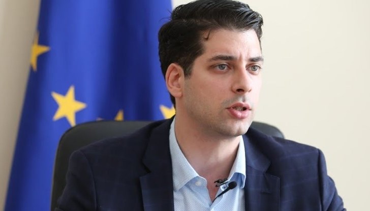 Днешното решение надгражда усилията на МОН от последните месеци да даде възможност на българските студенти и учени да придобият знания и опит в чужбина