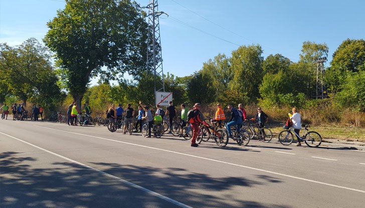 Група от 30 велосипедисти тества велоброяч по време на поход от Русе до Басарбово, Басарбовския скален манастир, хижа „Алпинист“ и обратно