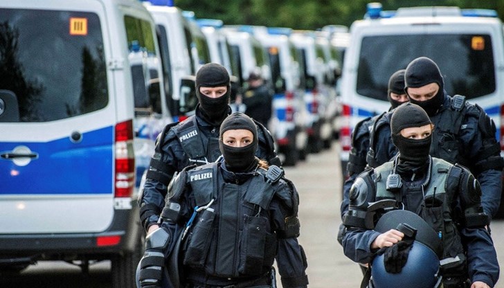 Обиските са във връзка с разследване за възможно възпрепятстване на правосъдието от служители на подразделение на митническата служба на Германия, което се бори с прането на пари
