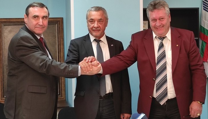 НФСБ регистрира заедно с БНДС „Целокупна България“ и БДС-Радикали коалиция „Патриотичен фронт“, с която отиват заедно на изборите през ноември