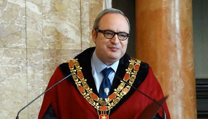 Едва ли ГЕРБ се надяват с тази кандидатура да спечелят изборите, но главната им задача е да излязат от изолация и да влязат в диалог с партиите, които не искат да говорят с тях, коментира Андрей Райчев Едва ли ГЕРБ се надяват с тази кандидатура да спечелят изборите, но главната им задача е да излязат от изолация и да влязат в диалог с партиите, които не искат да говорят с тях, коментира Андрей Райчев